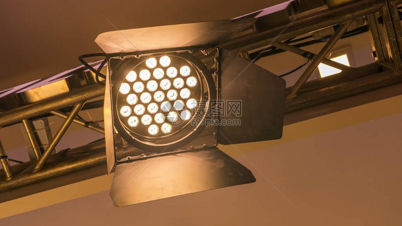 厂房照明灯具：如何选择合适的厂家直销产品**